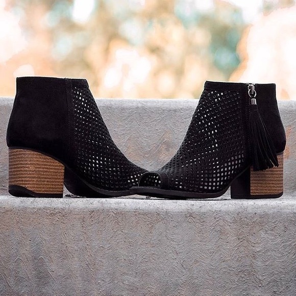 🆕LAST ONE 💔 Black Peep Toe Tassel Booties - Picture 3 of 5